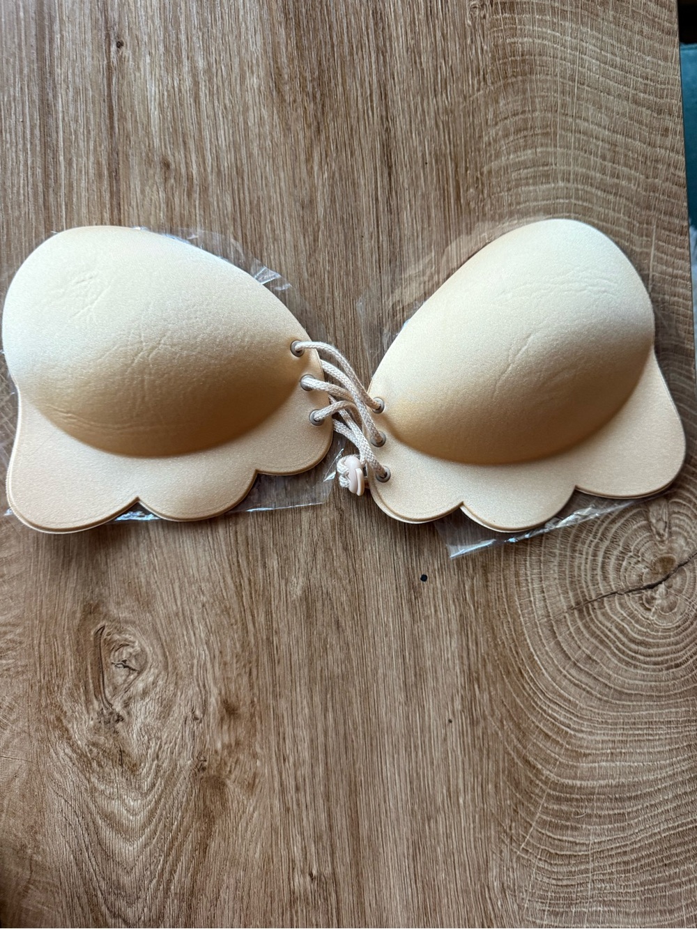 Seamless Lace-Up Adhesive Strapless Bra in Nude brand new never used 32b